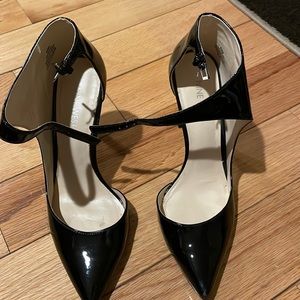 Nine West patent leather heels. 4 inch heel. Worn once. Great condition.